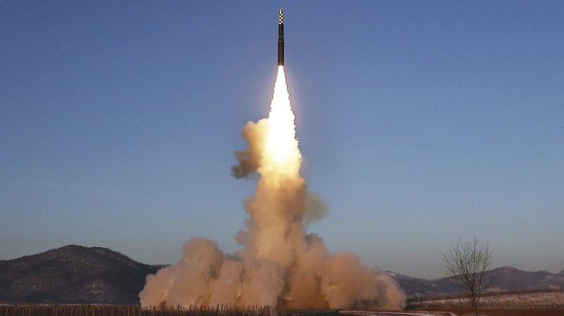 Северна Корея изстреля балистична ракета към морето, първи подобен пуск