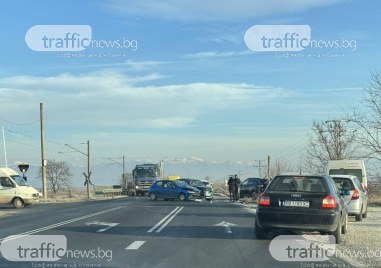 Две коли са се сблъскали на пътя Пловдив Карлово тази