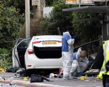 Един убит и най-малко 17 ранени при терористична атака с 3 коли край Тел Авив