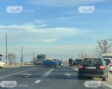 Катастрофа затруднява движението на пътя Пловдив-Карлово