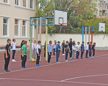 Правителството подкрепя с пари за транспорт около 300 000 семейства с ученици