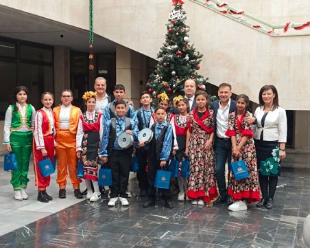 Ученици представиха ритуала Василица пред Областна администрация Пловдив