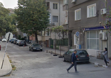 На забранена за паркиране улица в Асеновград граждани са поставили