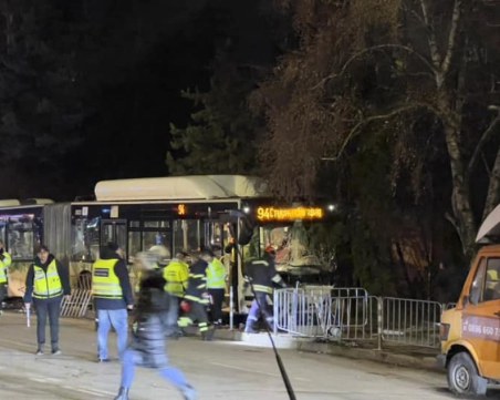 Автобус блъсна жена на тротоар и дипломатическа кола в София