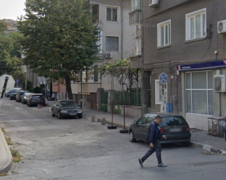 Пълен абсурд в Асеновград: Пазят паркоместа на забранена за паркиране улица