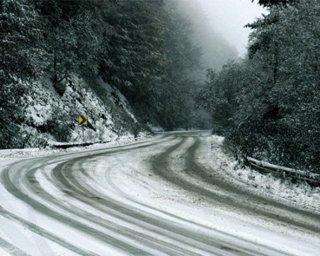 Петима пострадаха при тежка катастрофа на прохода 