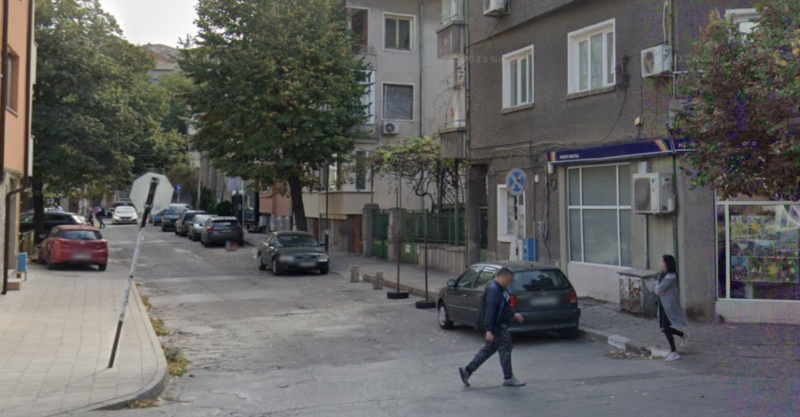 Пълен абсурд в Асеновград: Пазят паркоместа на забранена за паркиране улица