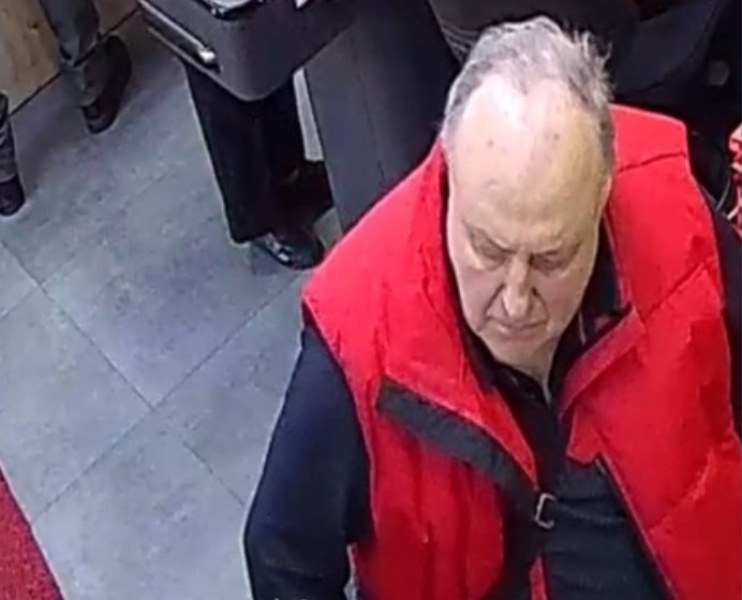 Полицията в Пловдив издирва мъж, взел забравен плик с пари в магазин