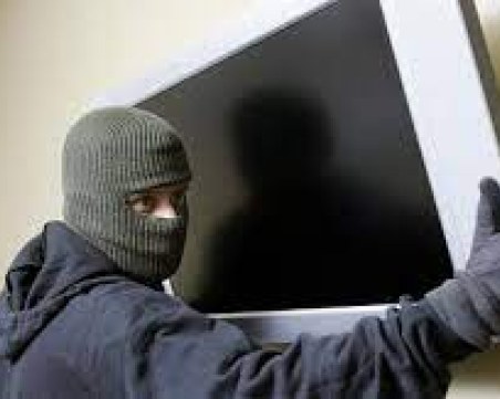 Апаши задигнаха 2 телевизора и пари от частен имот в Шишманци