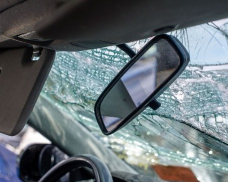 БМВ се блъсна в скат край Пловдив, пътничка е в болница