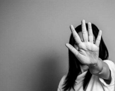 Криминално проявен преби приятелката си в „Смирненски” и избяга, полицията го издирва