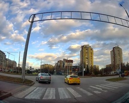 Шофьор влезе в насрещното в Пловдив, а такси засича с неадекватен ляв завой