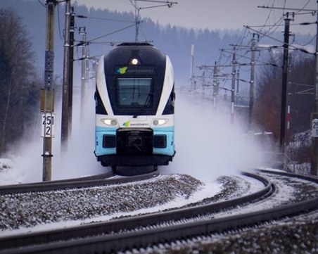 Влак блъсна кола на прелез край Трявна, има пострадали