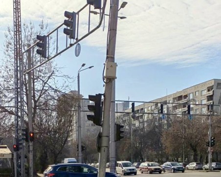 Временно спират движението в участък от бул. „Дунав