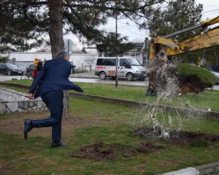 На Атанасовден: Първа копка на централния площад в Маноле направи кметът  Димитър Иванов