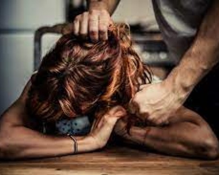 Пиян преби 13-годишната си дъщеря и съпругата си в Нова Загора