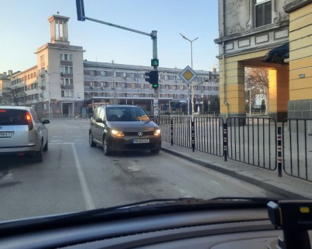 Пловдивски шофьор влезе в насрещното в Димитровград заради банкомат