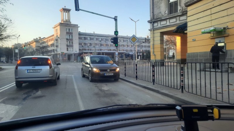 Пловдивски шофьор влезе в насрещното в Димитровград заради банкомат