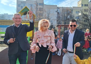 Кметът на район Източен Емил Русинов и директорът на детска