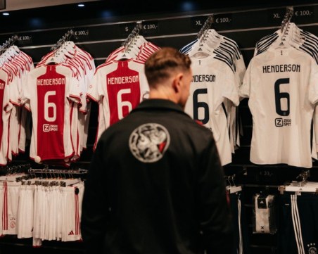 Фланелката на Хендерсън в Аякс е най-продаваната на играч в историята на клуба