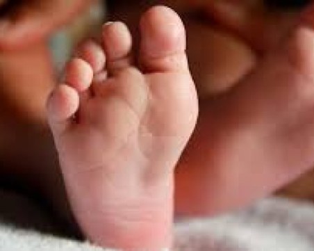 Откриха изоставено новородено в чанта на улицата