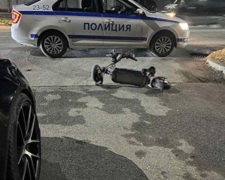 Полицай блъсна с колата си мъж с тротинетка в Казанлък