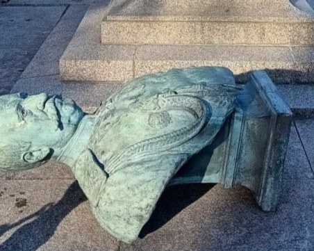 Ремонтираха и върнаха съборения паметник на граф Игнатиев във Варна