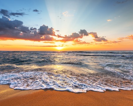 Защо залезите и изгревите са червени, когато слънцето е синьо-зелено