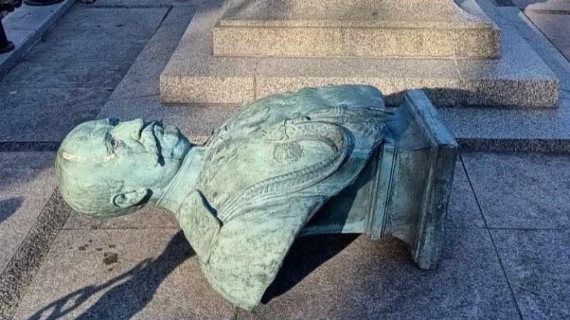 Ремонтираха и върнаха съборения паметник на граф Игнатиев във Варна