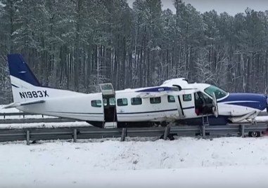 Малък самолет извърши аварийно кацане на магистрала в Северна Виджиния
