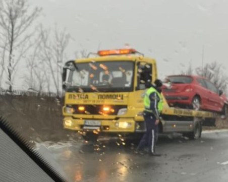 Кола се обърна по таван край Пазарджик