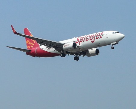 Мъж остана заклещен в толетната на самолет, престоя там над час