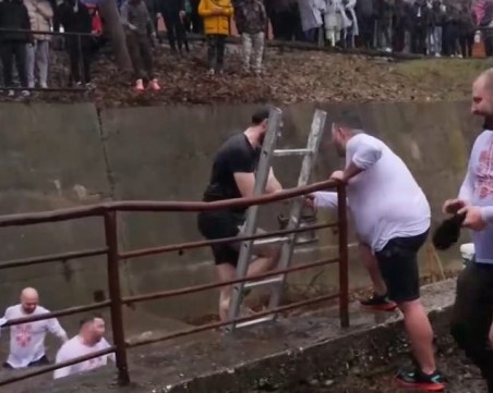 Младоженци скочиха в ледения вир на 