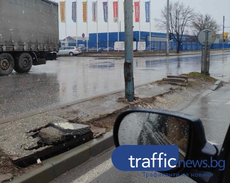 Опасна дупка зее на тротоар на основен булевард в Пловдив, пешеходец едва не падна в нея
