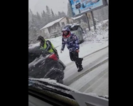 Полицай помогна на закъсал в снега пловдивски шофьор