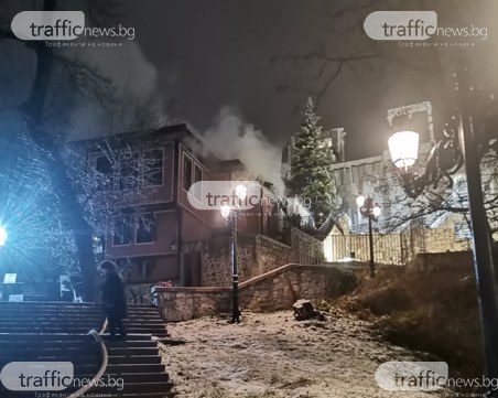 Пожар се запали в ценна къща до Античния театър в Пловдив, пет пожарни са на място
