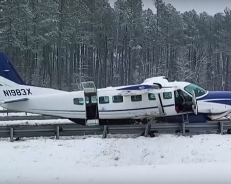 Самолет кацна аварийно на магистрала в САЩ
