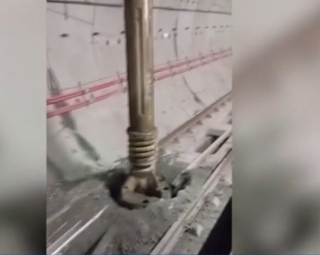 Сондажна машина погрешка проби тунел на метрото в Истанбул