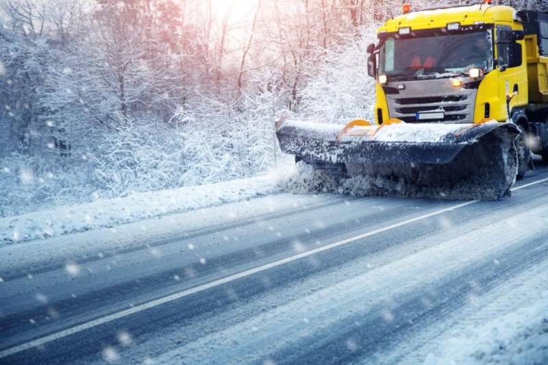 Над 330 снегорина почистват републиканските пътища