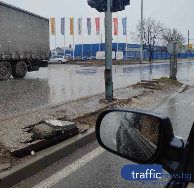 Опасна дупка зее на тротоар на основен булевард в Пловдив, пешеходец едва не падна в нея