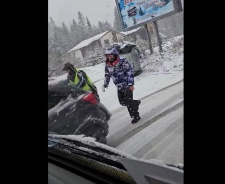 Полицай помогна на закъсал в снега пловдивски шофьор