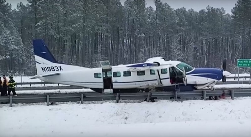 Малък самолет извърши аварийно кацане на магистрала в Северна Виджиния.