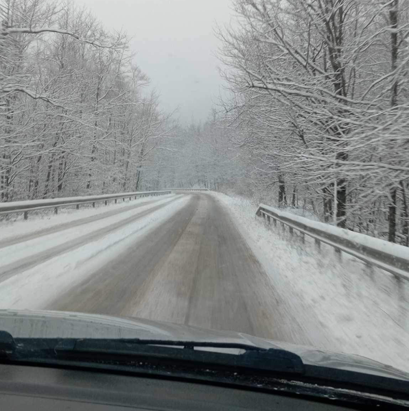 Усложнена пътна обстановка в страната, ключови пътища са покрити със сняг