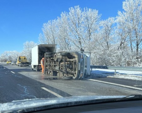 Бус се обърна на АМ 