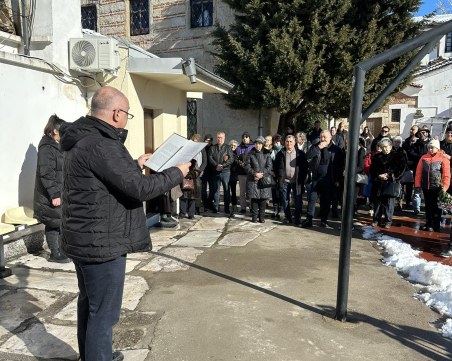 Десетки изпълниха двора на Арменското училище в Пловдив, за да почетат известна учителка