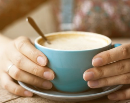 Учени установиха защо е полезно да се пие кафе с мляко