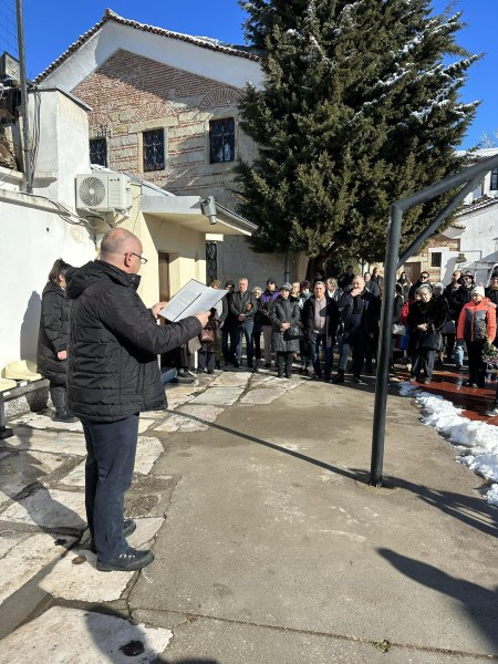 Десетки изпълниха двора на Арменското училище в Пловдив, за да почетат известна учителка