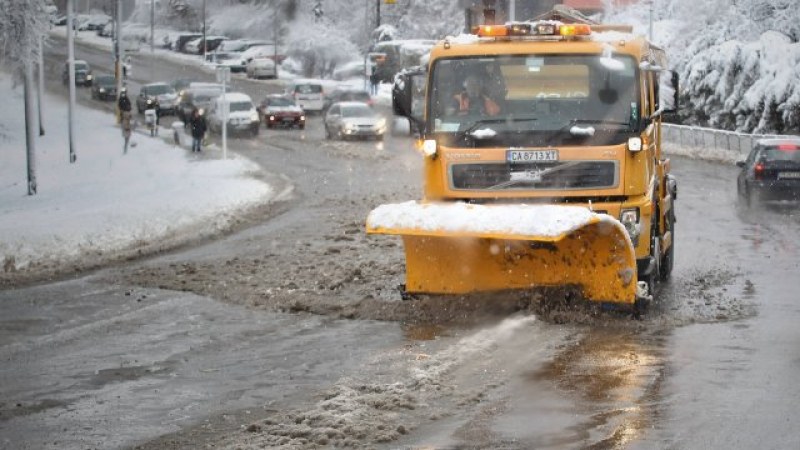 Над 800 снегорина обработват пътищата в страната