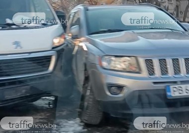 Бус и автомобил са се сблъскали прди минути в Тракия