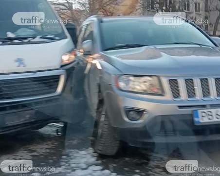 Бус и автомобил се сблъскаха на кръгово в Тракия